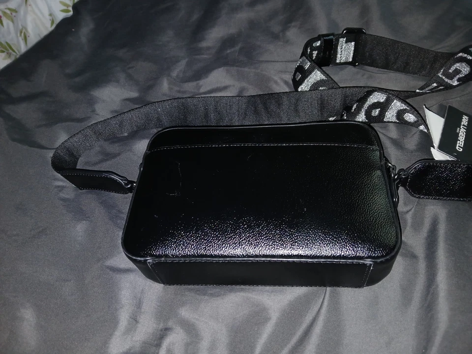 Bandolera Karl Lagerfeld Paris Maybelle con logotipo adornado con diamantes de imitación Foto 3 de 4