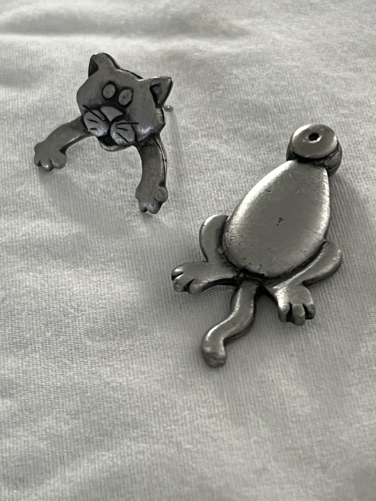 Signed JJ Jonette Moveable Post Cat Dangle Pewter… - image 4