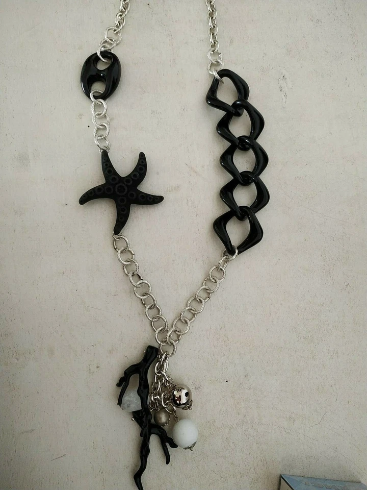 Fatto a mano. Lunga collana in resina nera, catena alluminio color argento - Immagine 2 di 4