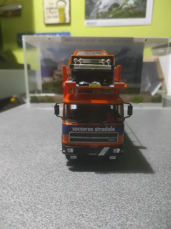 camion bisarca ACI scala 1:43 con 4 auto d'epoca in elegante vetrinetta  - Immagine 3 di 4