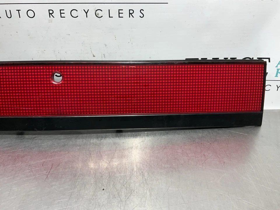 Dodge Stealth 1991-1996 reflector central trasero acabado panel cola OEM 132-37598 Foto 3 de 4