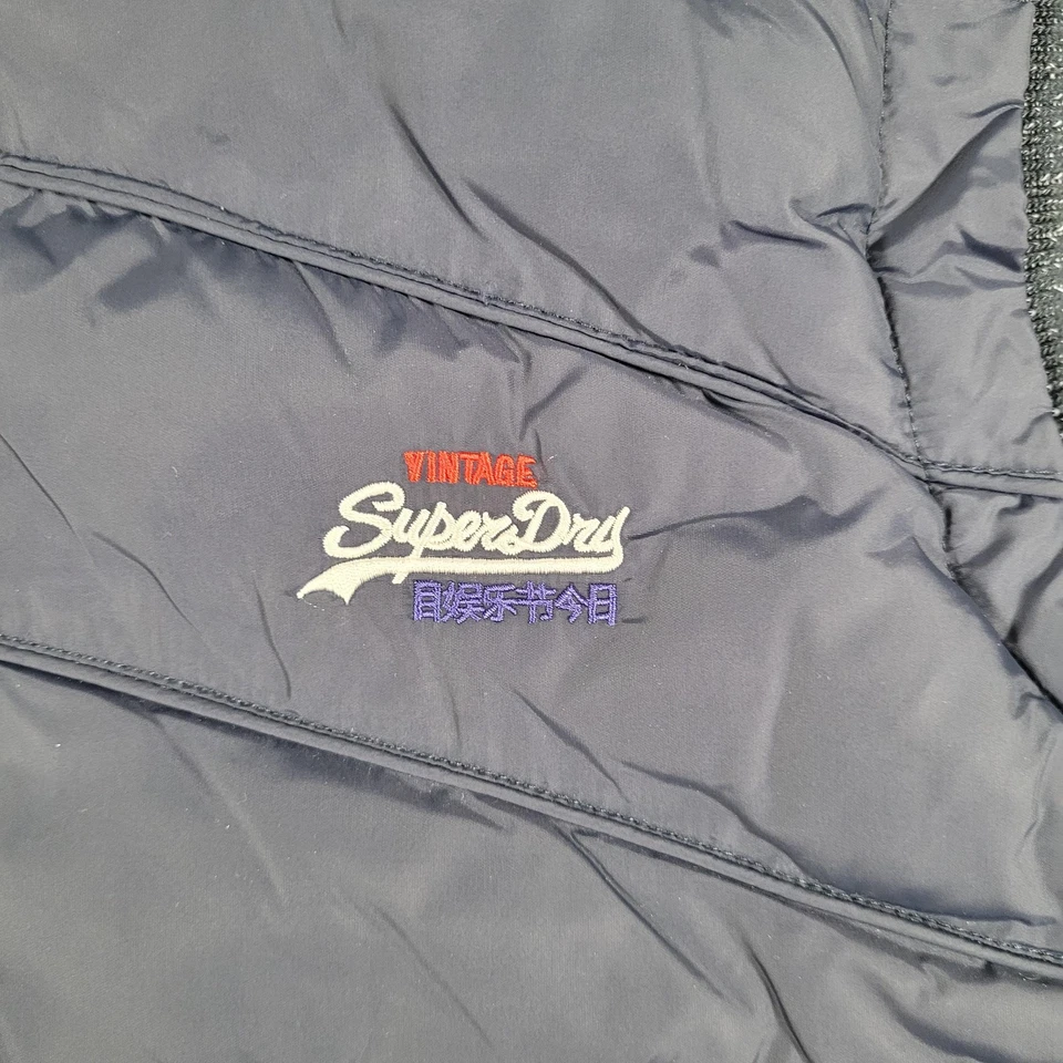 Superdry Chaleco Hombre Medio Azul Marino Con Capucha Sherpa Forrado Puffer Acolchado Cremallera Aislante Foto 3 de 4