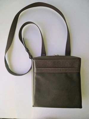 Sacoche LOUIS VUITTON Cuir Taïga 🦬 Sac Bandoulière HOMME LOUIS VUITTON OCCASION - Photo 1/4