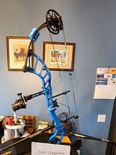Hoyt Altus FX Right Hand Target Compound Bow Blue/Black w/ Arrows & Case