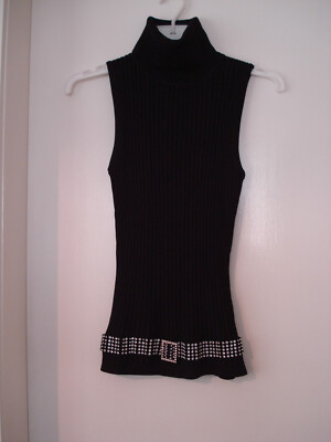 Schwarzes aermelloses Stricktop, Rollkragen mit dekorativem Brilliantenguertel,