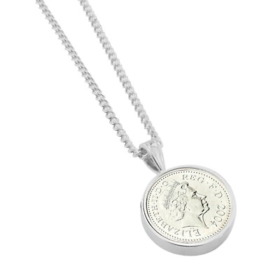 Personalisierte silberne Halskette mit fünf Pence präsentiert in einer Geschenkbox