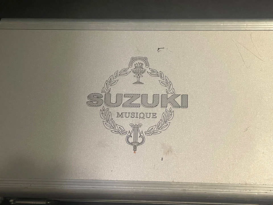 CLARINETE.    Clarinete A Suzuki Musique Bb CL con estuche, libro y clip de página de libro Foto 2 de 4