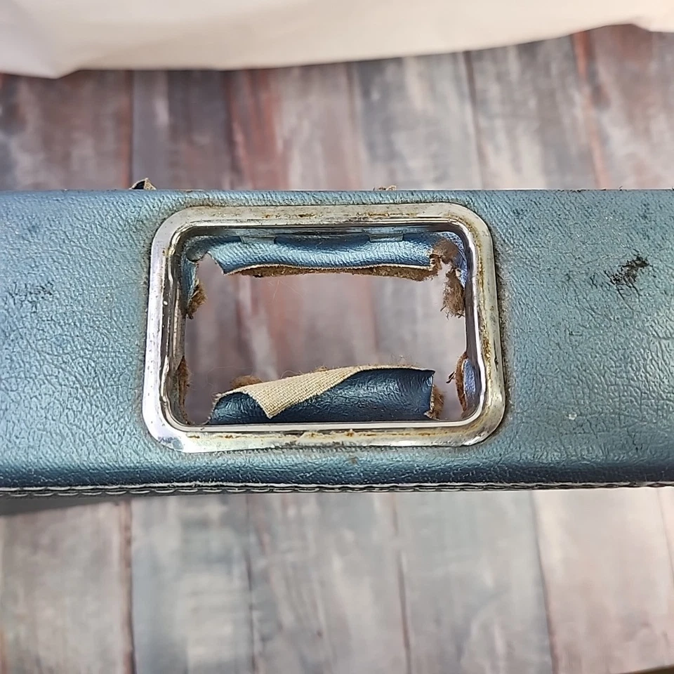 Oldsmobile Cutlass F85 1963 2 puertas LH azul vinilo cuarto trasero reposabrazos inferior moldura Foto 4 de 4