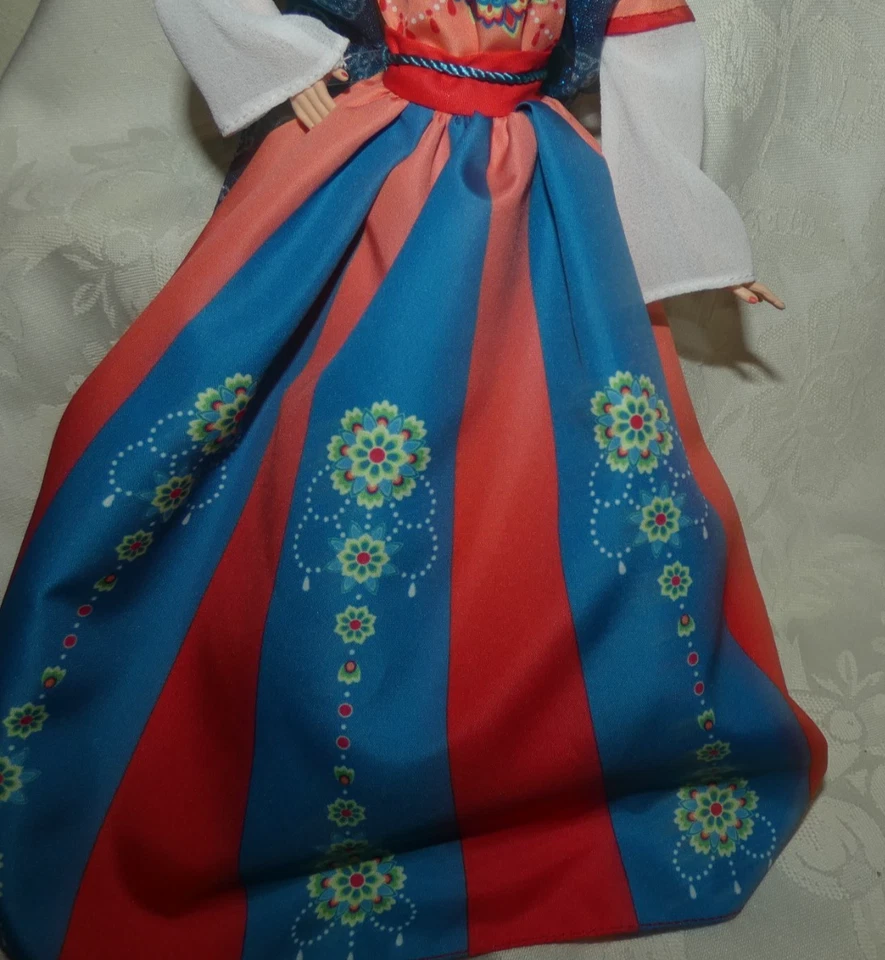 VESTIDO Y BUFANDA MODA 4 MUÑECAS BARBIE MODELO MUSA 2023 AÑO NUEVO LUNAR AZUL ROJO Foto 4 de 4