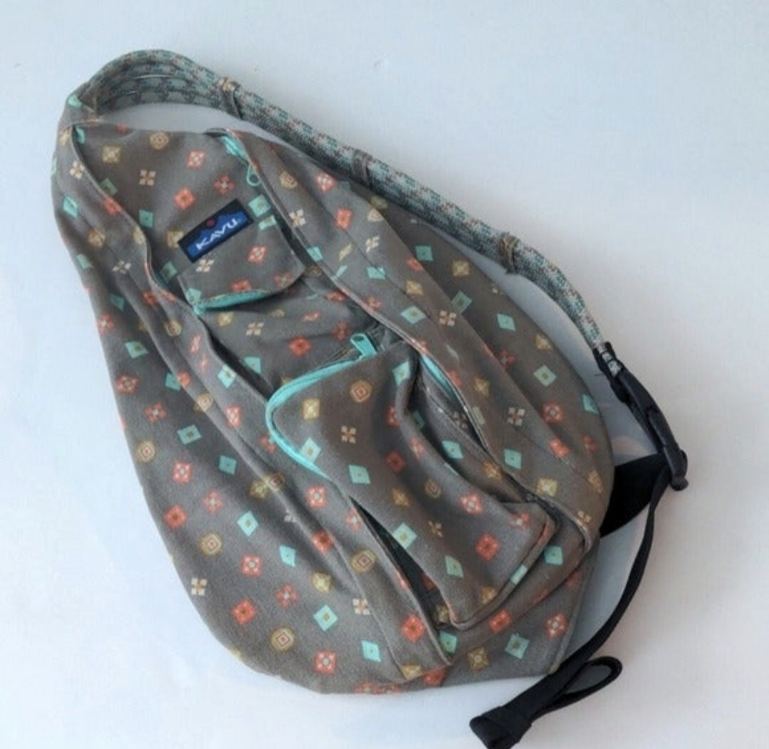 Kavu Rope Sling Bag Grey Taupe Geo-Print Fun Foulard Design  display picture 3