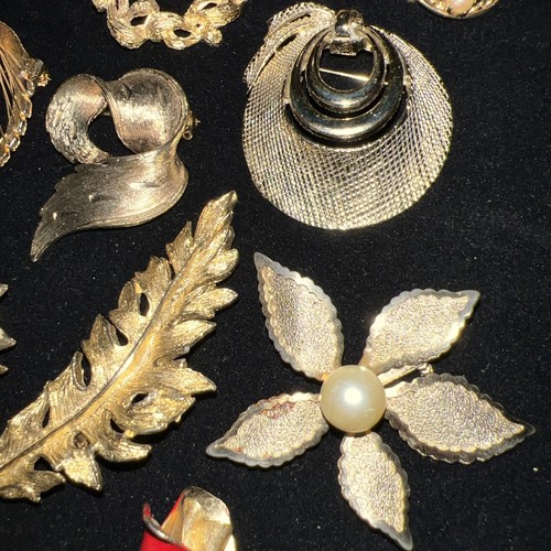 34 PC Estate Lot VTG MCM Style Gold Tone Brooches Pins Florals Leaves Statement - Picture 2 of 13