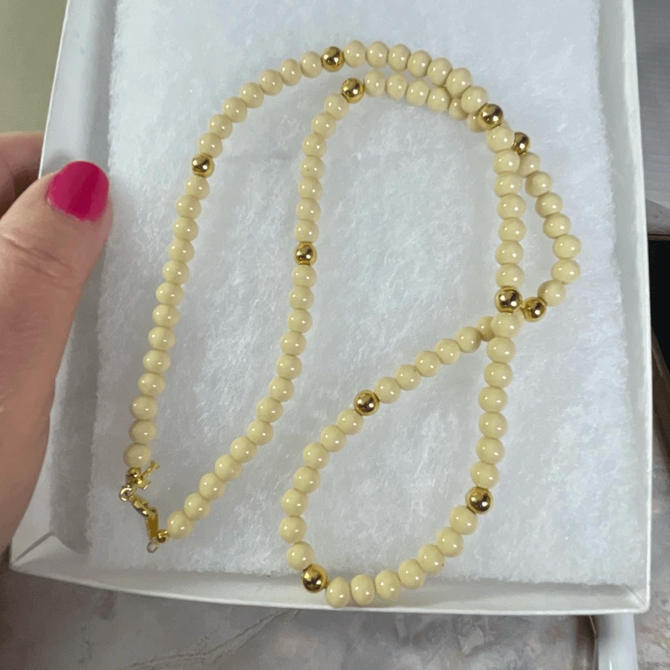 Collar Trifari vintage de cuentas de vidrio color crema y oro. Foto 2 de 4