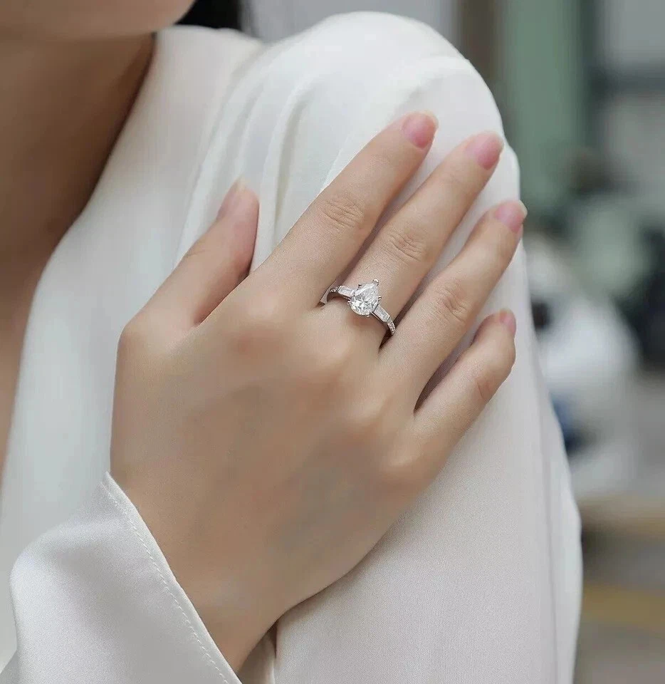 Anillo de compromiso para mujer de tres piedras de moissanita talla pera de 3,00 quilates de oro blanco de 14 k FN Foto 2 de 4
