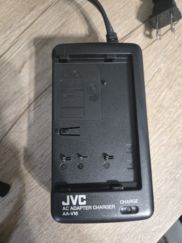 JVC Compact Super VHS-C Camcorder GR-SX850 300x Zoom Bundle Tested Read - Picture 3 of 17