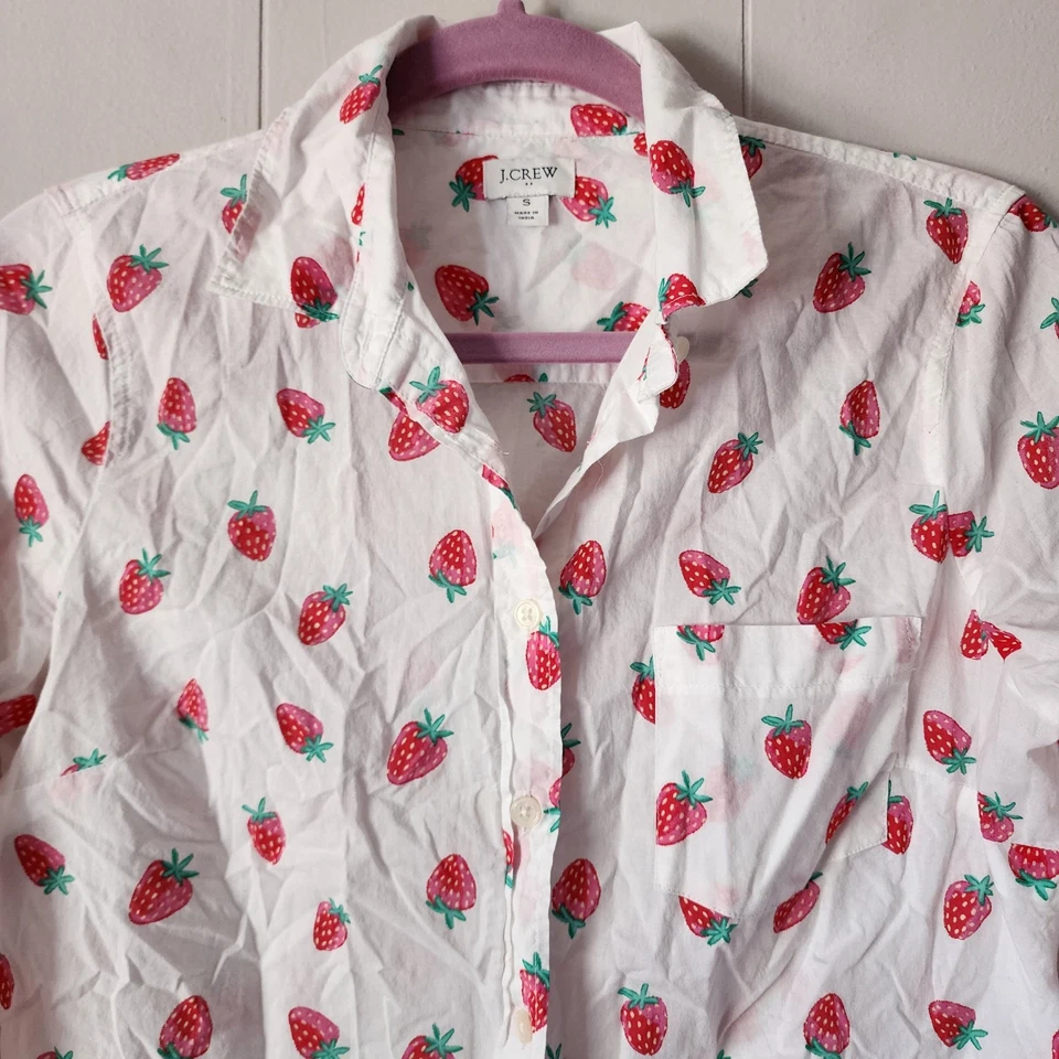 Camisa J.Crew Estampado Fresa Abotonada Pequeña Blanca Roja Y2K Cottagecore Foto 2 de 4