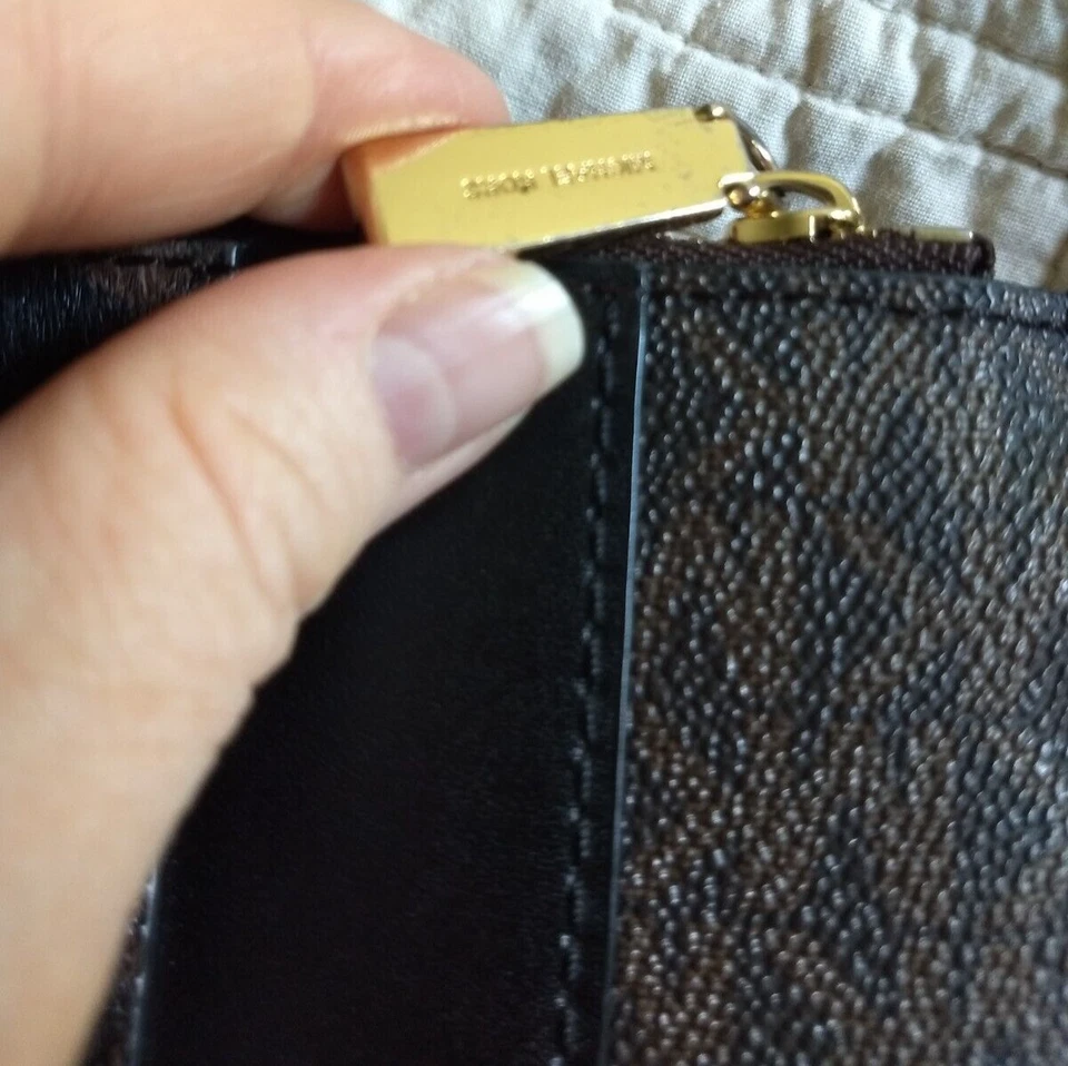 Muñequera Michael Kors Signature Logo Piel Gato Estampado Jet Set Doble Cremallera con Dorado Foto 4 de 4