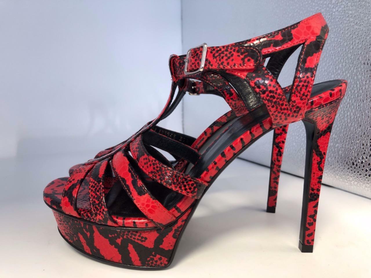 Saint Laurent tacchi con cinturino in pelle di serpente rosso e nero in rilievo misura 37 5 7 5