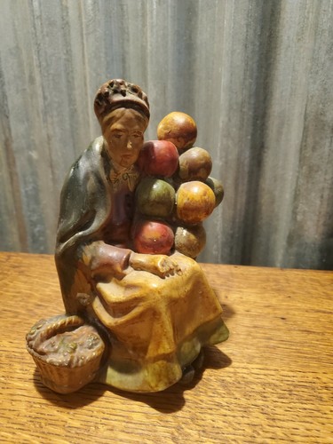 Vintage chalkware figurine lady with balloons - Picture 4 of 4