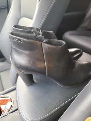 Ecco black leather ankle  boots. sz 39 or size 8  EUC