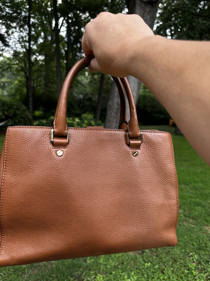 Сумка с короткими ручками Michael Kors Bedford фирменная шагреневая кожа средняя желудевая - Изображение 2 из 4