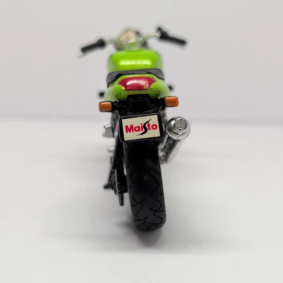 Maisto Triumph Speed Triple Toy Motorcycle 1:18 Scale - Image 3 of 4