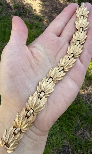 TRIFARI signed vintage gold tone bracelet jewelry