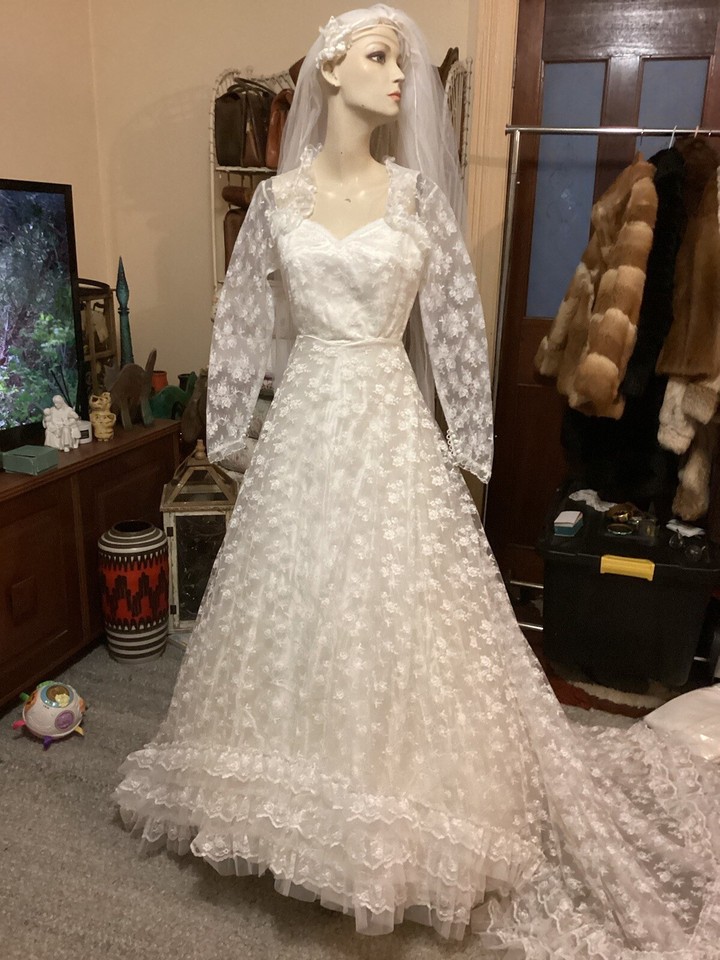 “FOXMAN GOWNS” white lace wedding dress size 10