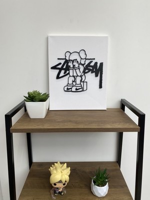 Cuadro Kaws x Stussy  decorativo 24x30 cm con logo en relieve 3D 