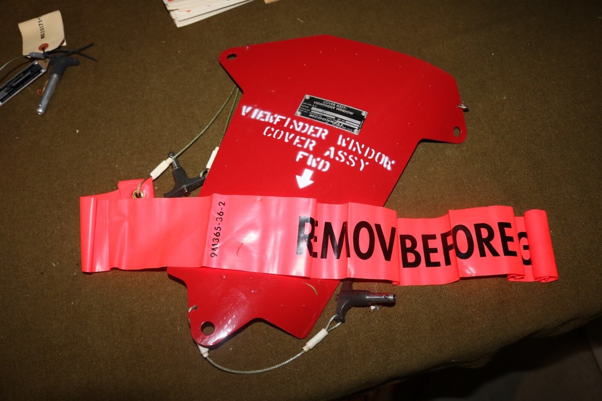 貴重　F-4ファントム/偵察機 VIEWFINDER WINDOW カバー NOS F4 Phantom viewfinder window cover w remove before flight flag