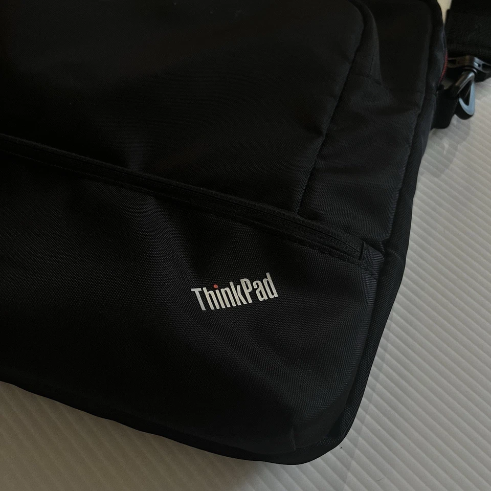 Bolso bandolera negro para portátil Lenovo ThinkPad Essential Plus Foto 2 de 4