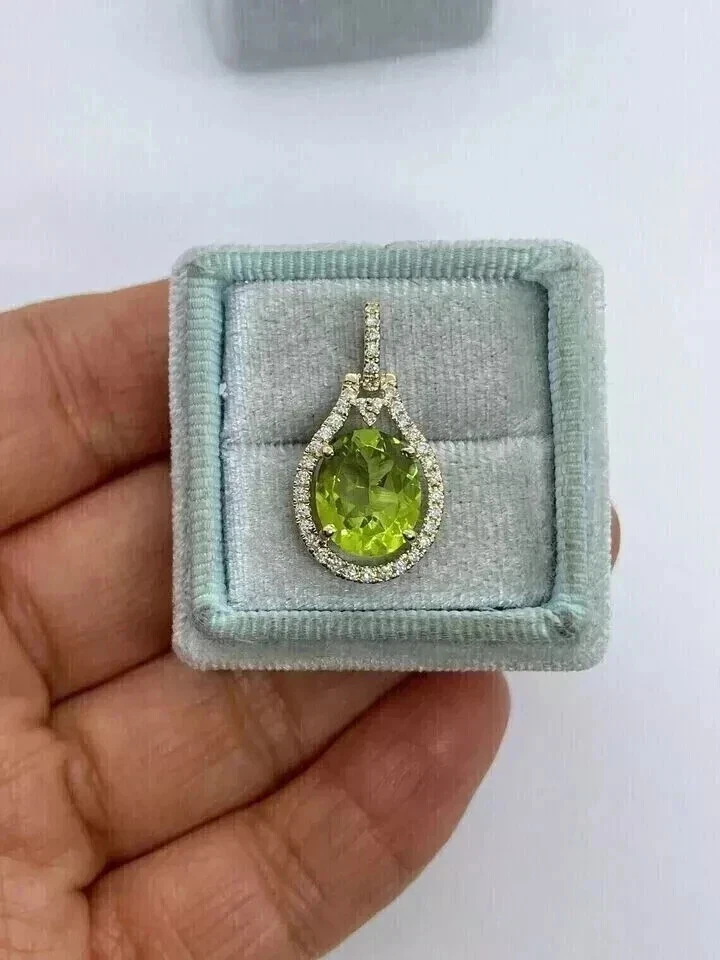 Colgante con halo de diamantes de peridoto verde creado en laboratorio ovalado de 2 quilates enchapado en oro amarillo de 14 k Foto 2 de 4