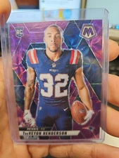 2025 Panini Mosaic Treveyon Henderson Purple Scope Prizm Rookie Variation #278