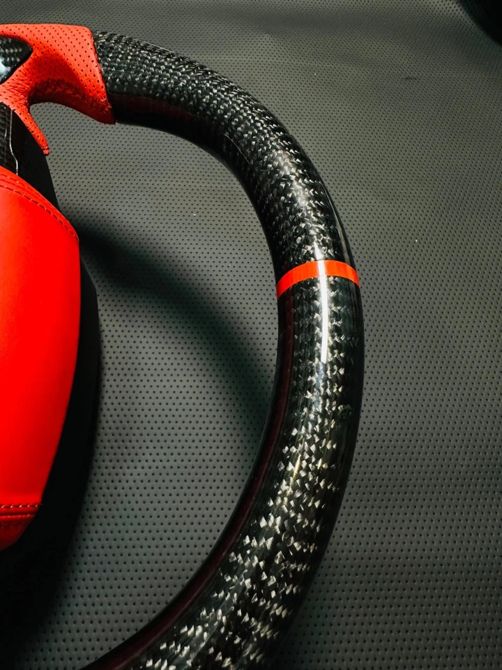 Volante deportivo de fibra de carbono para Toyota Camry 2014-2017 (cuero rojo). Foto 4 de 4