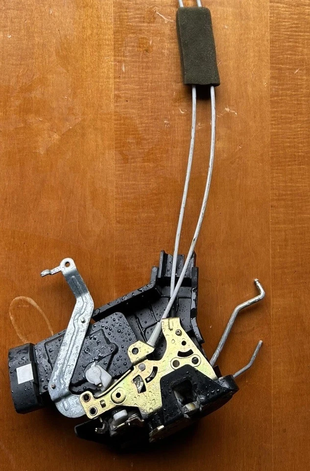 Atuador de trava de porta direita passageiro dianteiro Toyota Sequoia 2001-2007 fabricante de equipamento original - Imagem 2 de 4