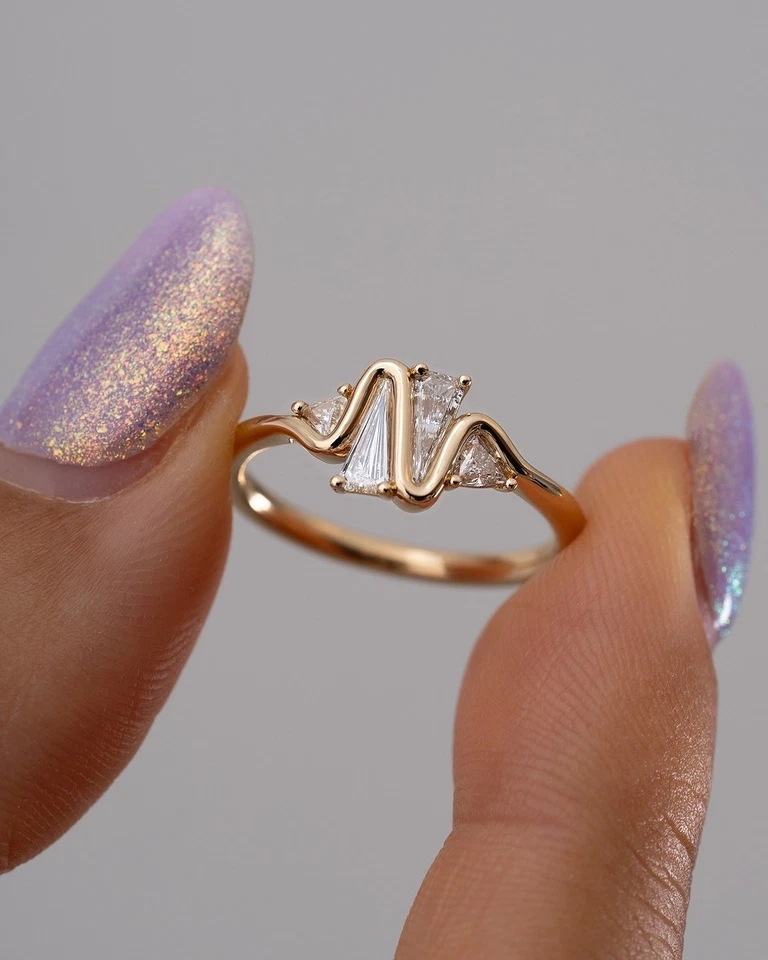 Anillo de compromiso de boda de diamantes cultivados en laboratorio de corte de billones de quilates de oro amarillo de 10 k Foto 2 de 4