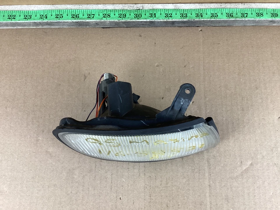 Оригинальный передний правый угловой указатель поворота для Nissan Maxima 1995-1996 годов выпуска - Изображение 2 из 4