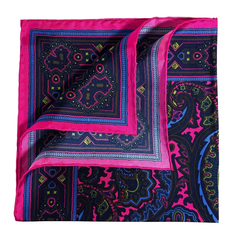 Cuadrado de bolsillo de seda cachemira fucsia y azul marino (enrollado a mano en Inglaterra) Foto 3 de 4