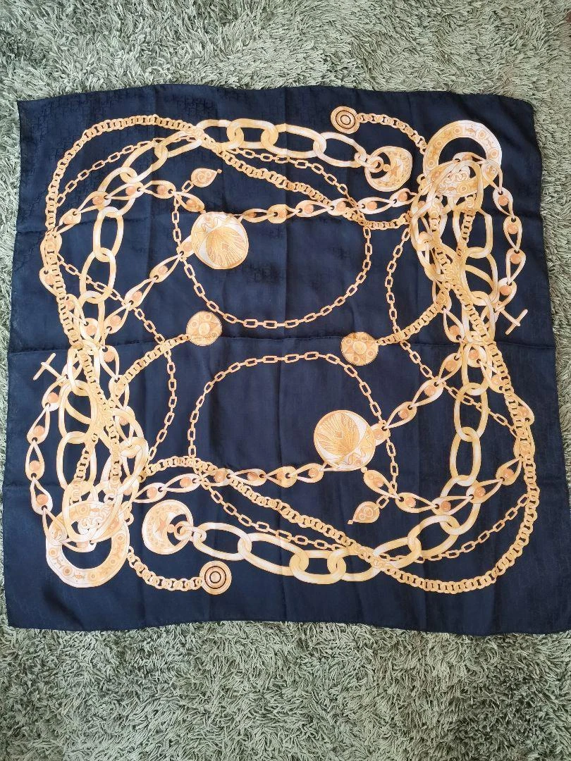 Foulard Christian Dior noir chaîne dorée motif médaille 89 cm carré polyester