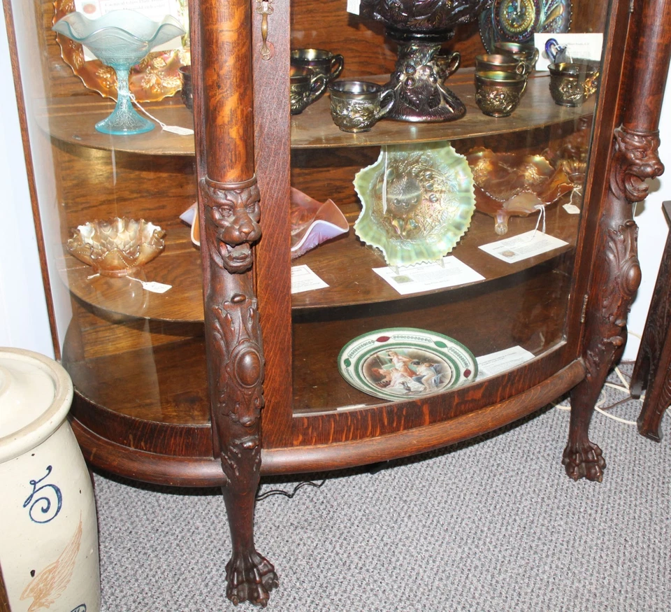 Antiguo gabinete de porcelana o curiosidades de roble - cabezas de león y patas de garra Foto 3 de 4