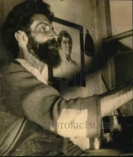 1945 Press Photo Hans Zwink working on a painting in his studio - sax11897