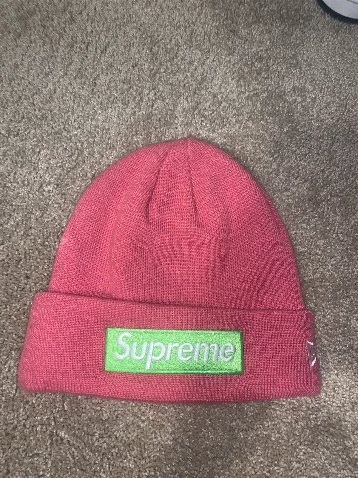 Boîte Supreme Magenta New Era logo Beanie FW17