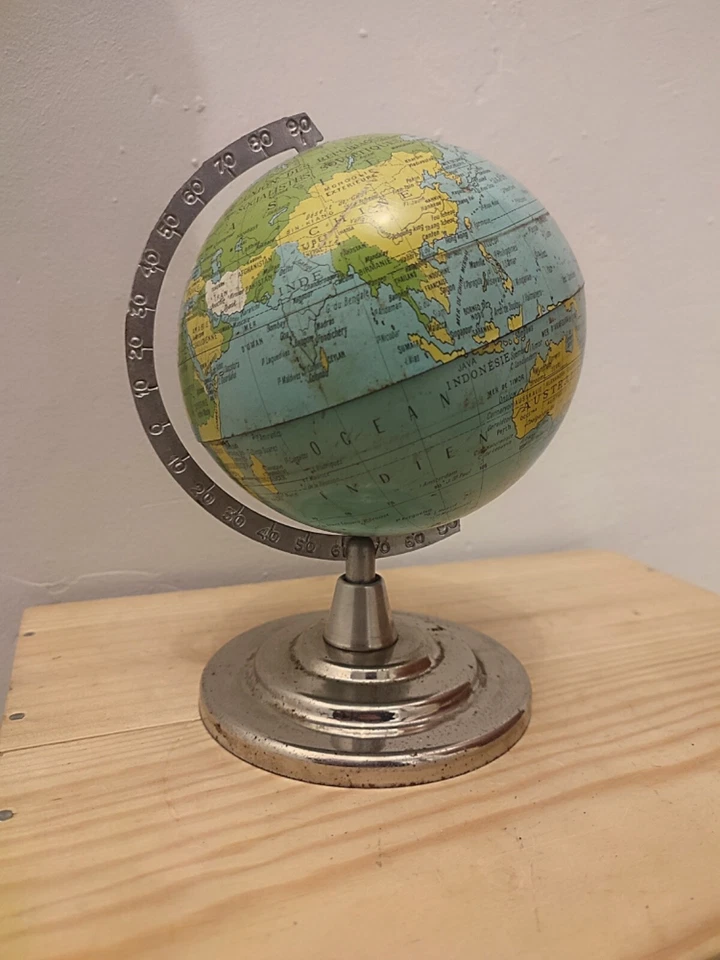 ANCIEN PETIT GLOBE TERRESTRE EN METAL / ANNEES 50 & 60 / VINTAGE MAP MONDE - Photo 2/3