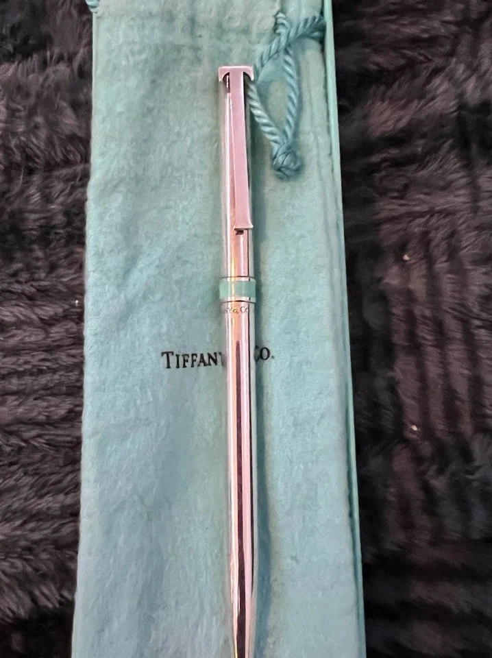 Bolígrafo Tiffany & Co. de plata esterlina con clip en T - Banda esmaltada azul Tiffany Foto 3 de 4