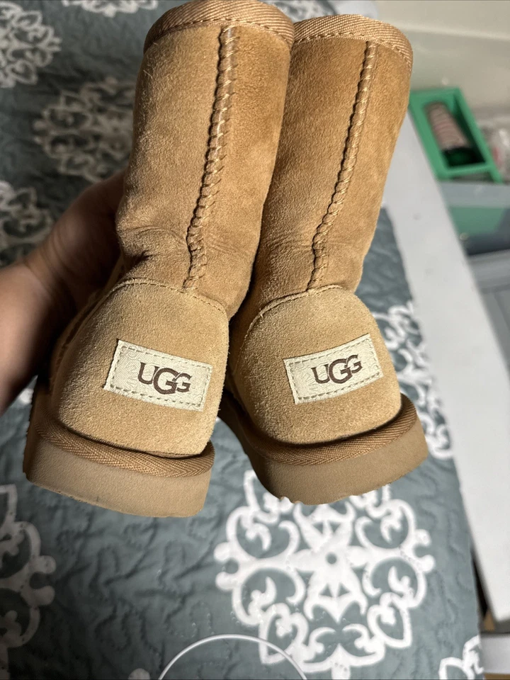 Bota UGG Classic II para niños - gamuza castaño, talla 4 EE. UU. 1017703K usada en excelente estado Foto 2 de 4