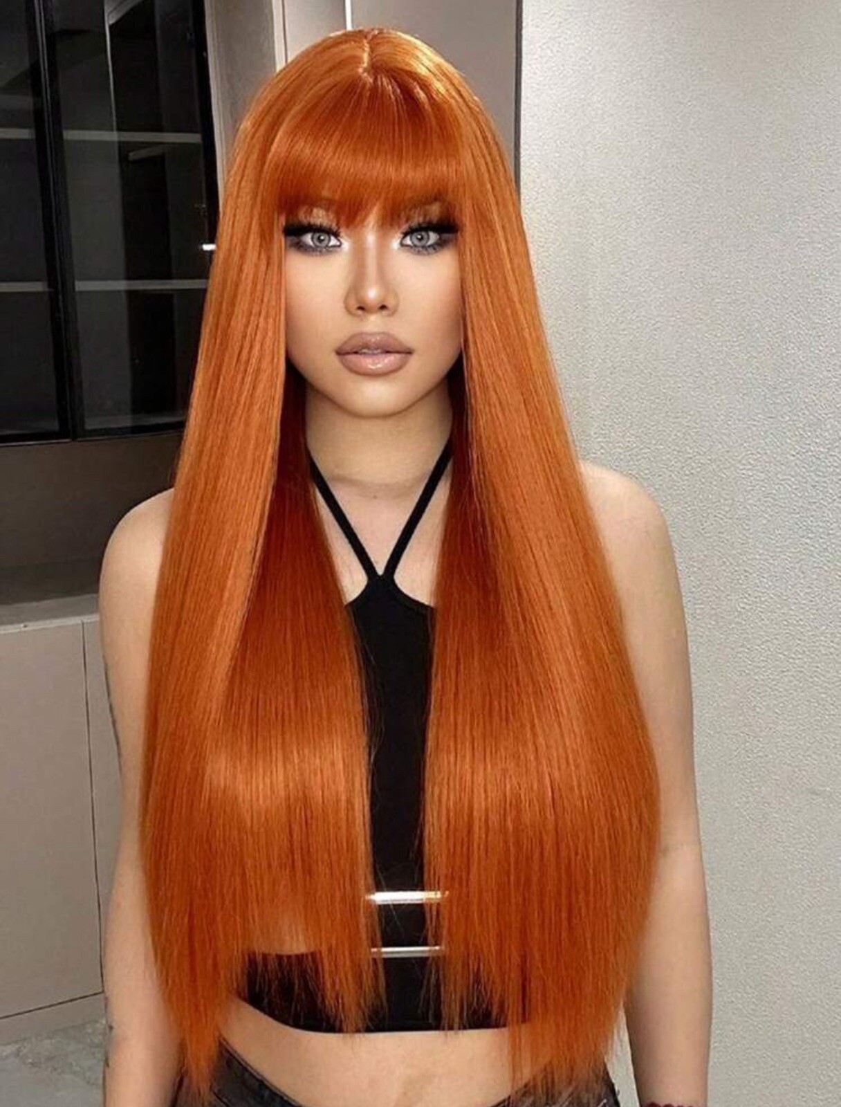 Perruque orange lisse 65cm avec frange pour femme et 4 bonnets inclus
