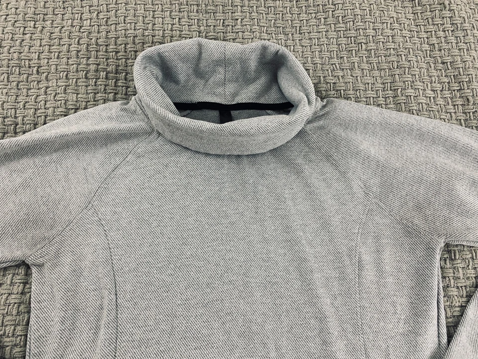 Suéter activo Kyodan para mujer gris talla grande cuello tortuga agujero para el pulgar Foto 3 de 4