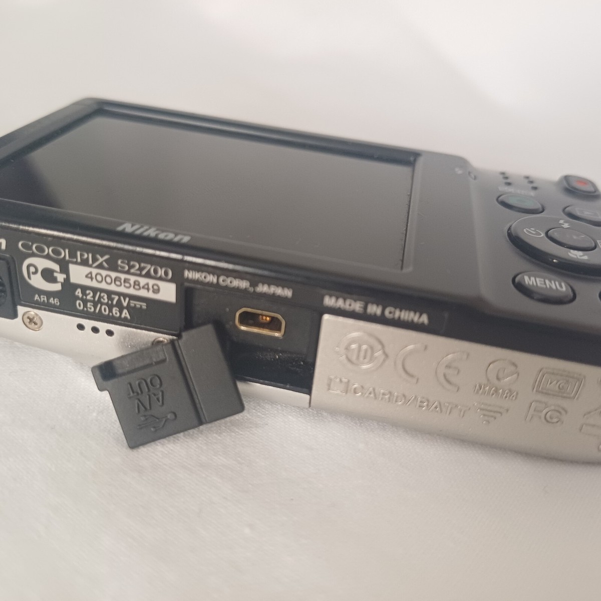 Nikon CoolPix S2700 Digital Camera 6X Wide Optical Zoom