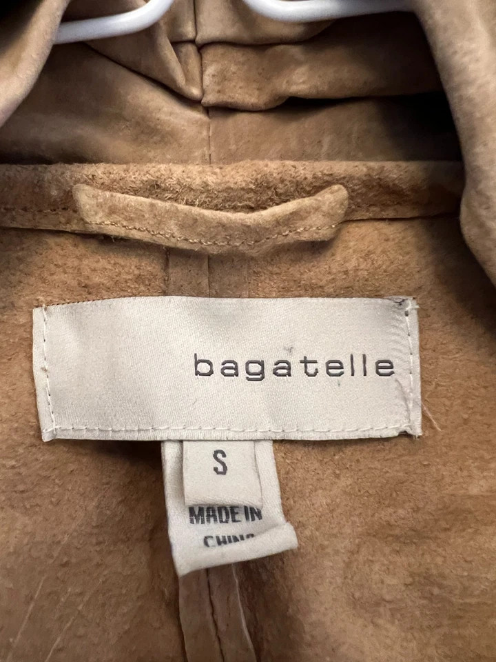 Chaqueta de cuero de gamuza Bagatelle para mujer pequeña marrón tostado frente abierto boho occidental Foto 4 de 4