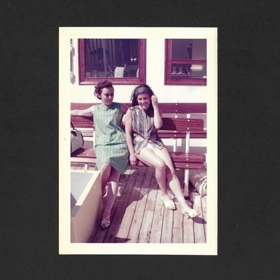 Zwei fröhliche junge Frauen Boot Urlaub Strand - Vintage Foto Porquerolles