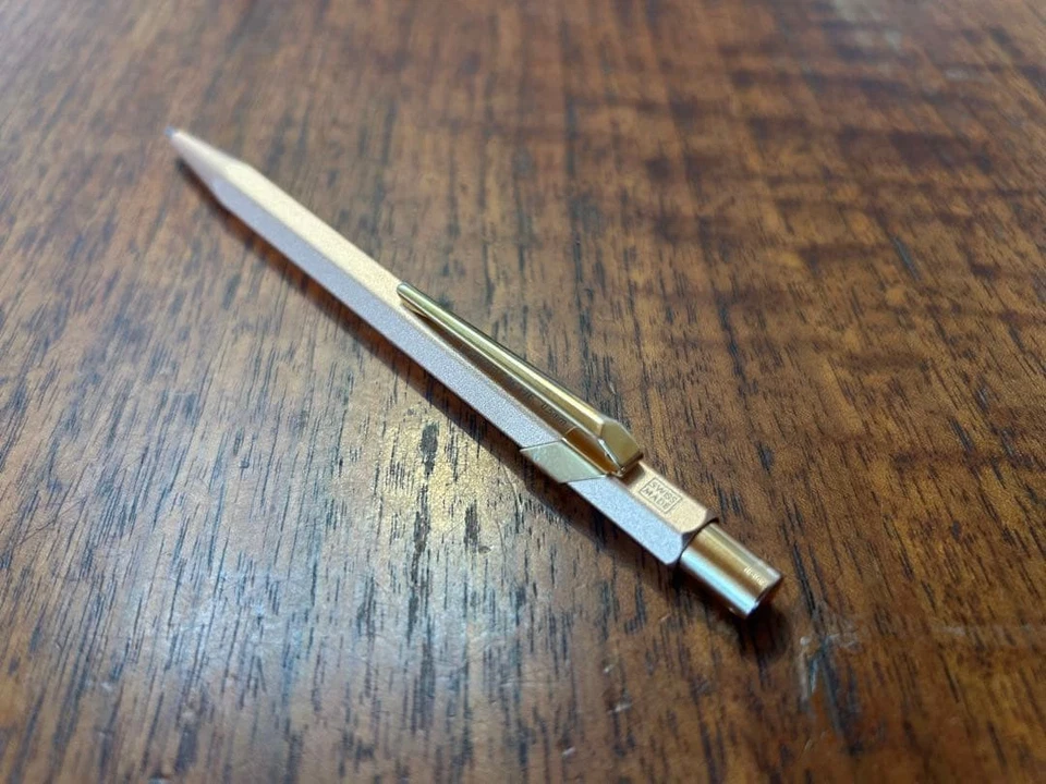 Lápiz mecánico Caran d'Ache Brut Rosé y el legendario Kelly plateado dorado #f Foto 3 de 4